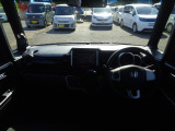 大きなフロントガラスで広々とした視界の運転席まわりです。