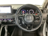 【ハンドル】運転にかかわる様々な操作を安全に行えるように視点移動が少なく操作性に配慮されたスイッチ類が凝縮されたコックピットです。