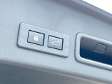 【パワーバックドア】スマートキーや運転席のボタンを押すだけでリアゲートが自動で開閉します!荷物を持っている時や、高い位置にあるバックドアを閉める際に便利な機能です♪