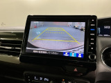 リバースギアに入れるだけで後方の表示へ切り替わります。夜間や雨の日の駐車も楽になりますよ。