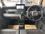 当社の中古車は、フロアマット付きで販売しておりません。予めご了承下さい。中古車という特性上匂いや見栄えなどの状態が左右される為です。純正マット、車種専用社外品マットをご購入いただけます。