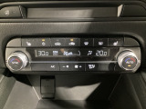 温度の設定のみで快適な風量やモードなどを自動調整してくれるフルオートエアコンを装備!
