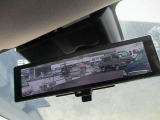 スマートルーミラー装備車両後方のカメラ映像をミラ-面に映し出すので、車内の状況や、天候などに影響されにくく、よりクリアな後方視界が得られます。
