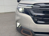 【LEDヘッドライト】悪天候や夜間走行時も良好な視界を確保し安心して運転できる高輝度LEDヘッドライトを装備!点灯速度が早く、消費電力も抑えられています。