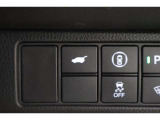 パワーテールゲート装備!荷物を持っていてもスイッチ一つでテールゲートの開閉が可能です!パワーテールゲートは運転席からも操作することが可能です!