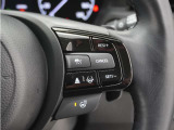 ◆アダプティブクルーズコントロール◆予め設定した車速内でクルマが自動的に加減速。前走車との適切な車間距離を維持しながら追従走行します。【LKAS】車線維持支援システムでステアリング操作を支援。