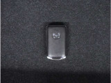 【スマートキー】鍵を持っているボタンを押すだけでエンジン始動。ドアの施錠もボタンを押すだけ。鍵は無くさない様にポケットに入れたまま。