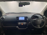 シンプルながら機能性あふれる運転席周りです。使いやすいスイッチ類の配置によりとても運転しやすいですよ。