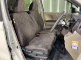 乗降がしやすい運転席。高さが調節できて小柄な方でも運転しやすいポジションをとることができます。