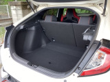 ベース車となるハッチバックのユーティリティーはそのままに、大開口とゆとりの荷室を確保しました。