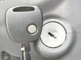 【キーレス】少し離れた場所からでもボタン一つでドアの開錠・施錠ができるのでとっても便利!ドアの鍵穴周りに傷をつけることもありません♪