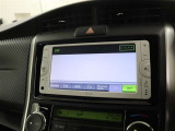 ブルーツゥース対応しておりますので、携帯電話を接続すれば、運転中でも携帯電話を触らずに対話出来ます。TV付(ワンセグ)もみれます。