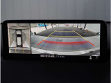【360&deg;ビュー・モニター】専用カメラにより上から見下ろしたような視点で360度クルマの周囲を確認することができます。駐車が苦手な方でも縦列駐車や幅寄せ時に活躍してくれます。