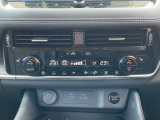 オートエアコン。ハンドルヒーター、運転席、助手席を温めるシートヒーターのスイッチです。