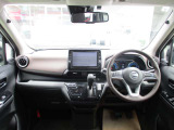 開放的で周囲が広く見渡せる運転席は車両の感覚がつかみやすくて安心安全です♪雨の日も視界良好、油膜や汚れの付着を防止するウィンドウ撥水の施工も承ります♪フロントガラスだけでなく、全ガラスに施工可能です☆
