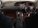 車内は光触媒抗菌消臭施工済です。スタイリッシュなデザインでスポーティなインパネ周りを演出します。グローブボックスやカップホルダーのほかにトレーなどたくさんの収納スペースが付いています。