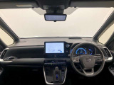 シンプルながら機能性あふれる運転席廻りです。視界性もよく、運転しやすいですよ。