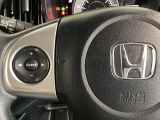 ステアリングスイッチがついていますので、オーディオのチャンネル変更、ボリューム、ジャンル変更が操作可能です。ハンドルから手を離さず安全に操作できます。