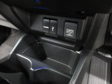12V電源ソケット、便利な充電用USBジャックも付いています。周辺機器の充電にご利用頂けます。