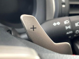 【パドルシフト】ハンドルから手を離さずに素早くシフトアップ&ダウンができるので、エンジンブレーキを使う下り坂や高速道路の合流で加速したい場面で役立ちます。