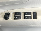 【電動格納ミラー】サイドミラーは電動格納式となっており、狭い駐車場でもキズがつくリスクを抑えられます。