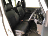 運転席の座面高さを調整できるシートリフターが付いています。フロントシートはベンチシートを採用で、座面も広く使い勝手もいいですよ♪