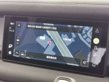 新インフォテイメントシステム「Pivi Pro」に搭載される3Dサラウンドカメラシステム。車輌AIにより車輌を含む周囲の映像を立体的に表示。よりスムーズな駐車や発進が可能となります。