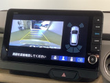 リバースギアに入れるだけで後方の表示へ切り替わります。夜間や雨の日の駐車も楽になりますよ。