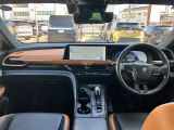 スタイリッシュなデザインのインパネ。各操作スイッチは使いやすい位置に配置されてます。
