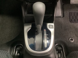 CVT車のセレクトレバーです。低速から高速まで、変速ショックのないスムーズな走りを実現するとともに、エンジン効率のよい領域を維持することで燃費にも貢献します。