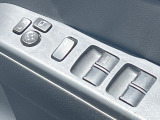 【電動格納ミラー】サイドミラーは電動格納式となっており、狭い駐車場でもキズがつくリスクを抑えられます。