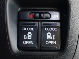 運転席からもスライドドアをボタン操作でスピーディーに開閉できます!またスマートキーでも操作できるので便利です。