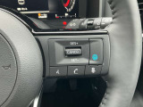 【プロパイロット】高速道路でドライバーに代わってアクセル、ブレーキ、ステアリングを自動制御します。