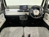 【インパネ】運転のしやすさを最優先に設計された見晴らしの良いフロントビュー。車両間隔が掴みやすく狭い道でも安心♪「安全」と「品質」を最優先に、安心してお乗りいただけるクルマを提供いたします。
