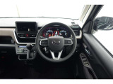 スポーティームード溢れる運転席周りですね。 クイックなドライビングに対応できるよな運転席回りになっています。 ドライブがますます楽しくなりますね!