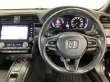 【ハンドル】運転にかかわる様々な操作を安全に行えるように視点移動が少なく操作性に配慮されたスイッチ類が凝縮されたコックピットです。