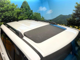 【サンルーフ】開放感たっぷりの希少装備、サンルーフが装着されています!車内に明かりを取り入れたり景色を楽しむ以外にも、車内の空気も簡単に換気できて快適です!