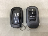 スマートキーを装備しています。鍵を差し込むことなくドアロックの開け閉めと、スタートボタン操作でのエンジンスタートができます。ボタン操作でトランクが開けられる電動テールゲートのボタンもついています。