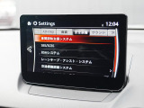 こちらのお車には先進安全装備が多数搭載されています。衝突被害を回避あるいは軽減するためのブレーキや、後方死角からの接近警報、車線逸脱を防止する警報装置など、詳しくはスタッフまでお尋ねください。