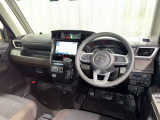運転席まわりです。 各操作スイッチは使いやすい位置に配置されてます。