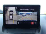 360度ビューカメラを搭載。4方の小型カメラの映像を処理し、車両真上からの映像に変換しています。