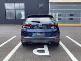 CX-3のリアビューは、クーペのように絞り込まれたキャビンと、張り出したフェンダーによるたくましさと流麗さの対比が特徴です。