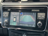アラウンドモニター、上空から見下ろしているかのような映像をディスプレイに映し出し、スムースな駐車をサポートします。さらに、人や自転車など周囲に動くものがいる場合には、表示とブザーで注意を促します。