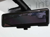 車両後方を映し出します・スマートルームミラー装備です。