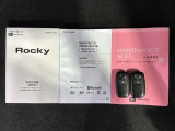 スマートキーは鍵をバッグに入れたままでもドアロックの開閉やエンジンのON・OFFができます。夜間や雨の日も鍵を探さなくて良いので便利です。