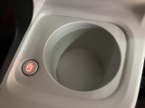 前席には保温機能付きのカップホルダーもありますよ♪