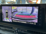 アラウンドビューモニターです。4つのカメラからの映像を合成・処理することで空から見下ろすような視点で周囲を確認でき、駐車時のクルマの位置確認がスムーズになります。