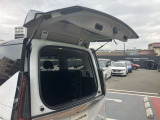 バックドアの真ん中から開けることが可能です。後ろが狭くても荷物を収納したり出したりすることも簡単に出来ます。