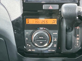 【オートエアコン】一度お好みの温度に設定すれば、車内の温度を検知し風量や温度を自動で調整。暑い&hellip;寒い&hellip;と何度もスイッチ操作をする必要はありません。快適な車内空間には必須の機能ですね♪