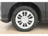 【ホイールカバー】純正なので車に似合うデザインになっていますね。スタッドレスタイヤもご相談下さい。